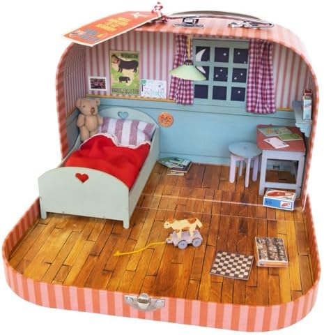 Mini Bedroom to Go + Julia Plush 11cm – Easy Complete DIY Dollhouse in Suitcase | Wooden Furniture, Bedding & Decoration Sheets | 1:12 Scale | Sam & Julia's Mouse Mansion