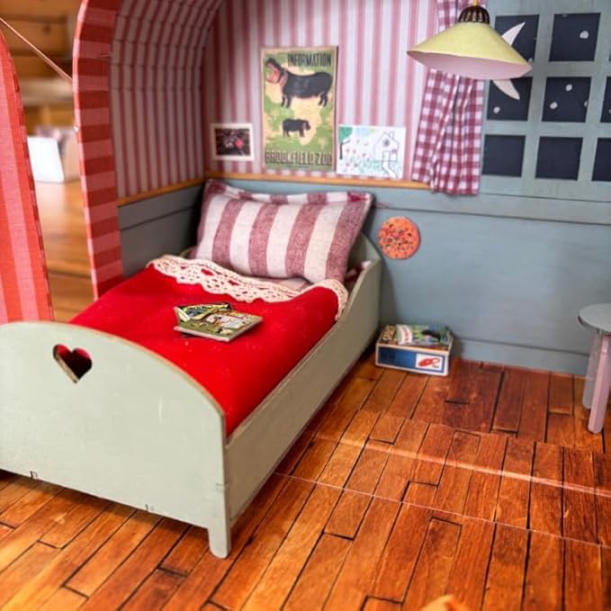 Mini Bedroom to Go + Sam Plush 11cm – Easy Complete DIY Dollhouse in Suitcase | Wooden Furniture, Bedding & Decoration Sheets | 1:12 Scale | Sam & Julia's Mouse Mansion