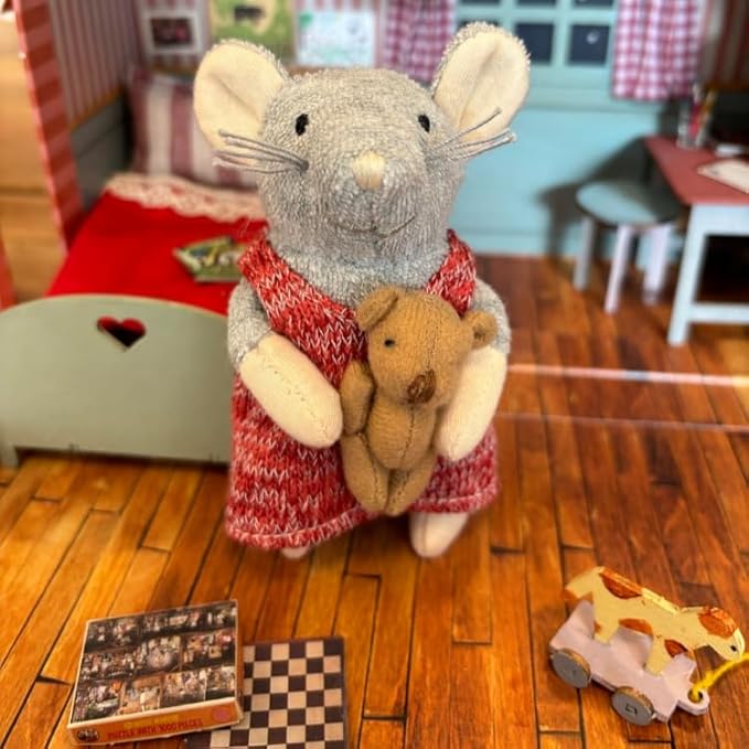 Mini Bedroom to Go + Julia Plush 11cm – Easy Complete DIY Dollhouse in Suitcase | Wooden Furniture, Bedding & Decoration Sheets | 1:12 Scale | Sam & Julia's Mouse Mansion