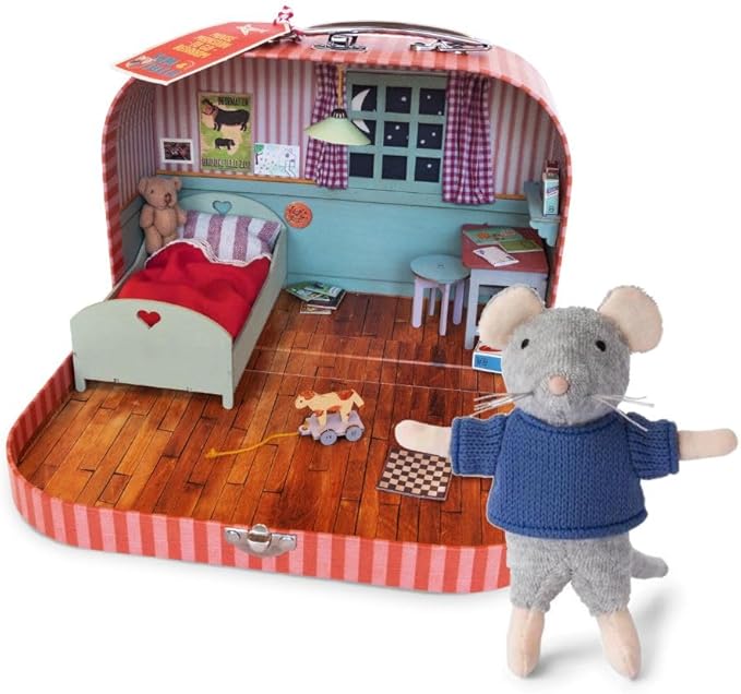 Mini Bedroom to Go + Sam Plush 11cm – Easy Complete DIY Dollhouse in Suitcase | Wooden Furniture, Bedding & Decoration Sheets | 1:12 Scale | Sam & Julia's Mouse Mansion