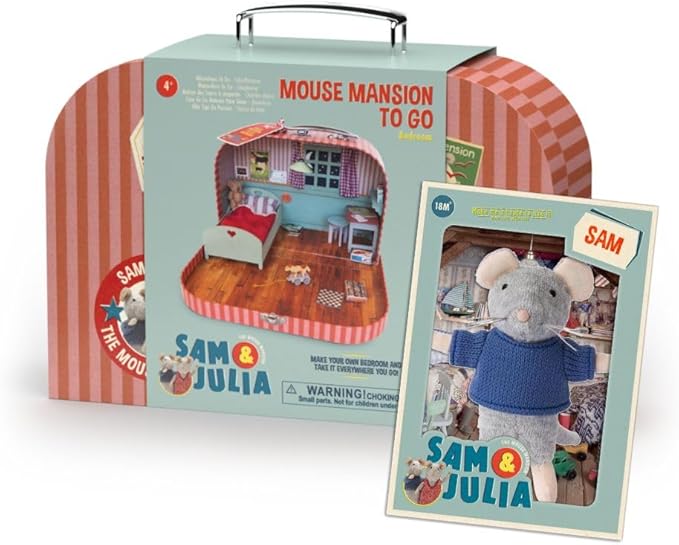 Mini Bedroom to Go + Sam Plush 11cm – Easy Complete DIY Dollhouse in Suitcase | Wooden Furniture, Bedding & Decoration Sheets | 1:12 Scale | Sam & Julia's Mouse Mansion