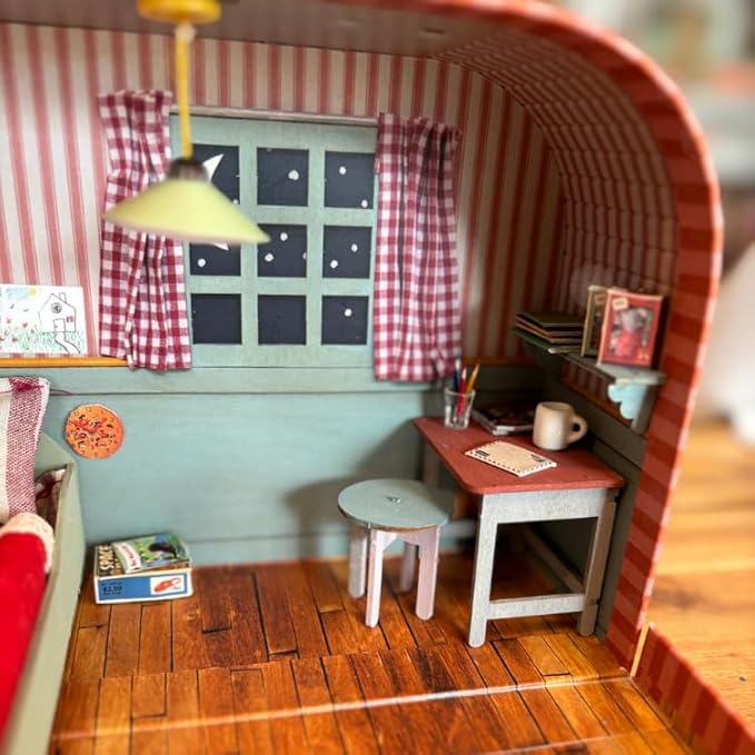 Mini Bedroom to Go + Julia Plush 11cm – Easy Complete DIY Dollhouse in Suitcase | Wooden Furniture, Bedding & Decoration Sheets | 1:12 Scale | Sam & Julia's Mouse Mansion