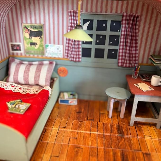 Mini Bedroom to Go + Sam Plush 11cm – Easy Complete DIY Dollhouse in Suitcase | Wooden Furniture, Bedding & Decoration Sheets | 1:12 Scale | Sam & Julia's Mouse Mansion