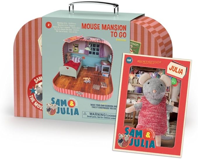 Mini Bedroom to Go + Julia Plush 11cm – Easy Complete DIY Dollhouse in Suitcase | Wooden Furniture, Bedding & Decoration Sheets | 1:12 Scale | Sam & Julia's Mouse Mansion