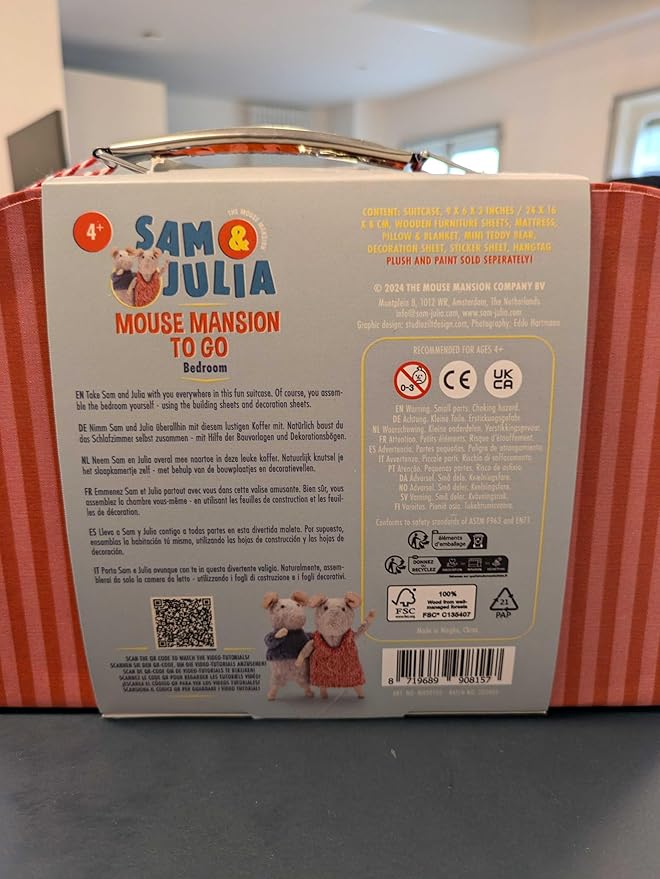 Mini Bedroom to Go + Sam Plush 11cm – Easy Complete DIY Dollhouse in Suitcase | Wooden Furniture, Bedding & Decoration Sheets | 1:12 Scale | Sam & Julia's Mouse Mansion