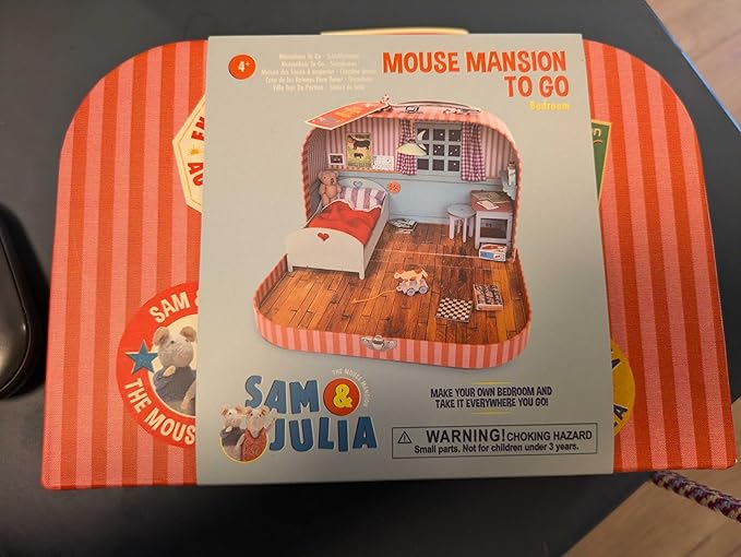 Mini Bedroom to Go + Sam Plush 11cm – Easy Complete DIY Dollhouse in Suitcase | Wooden Furniture, Bedding & Decoration Sheets | 1:12 Scale | Sam & Julia's Mouse Mansion